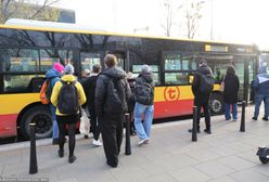 Zakaz siedzenia w ten sposób w autobusach. Kontrolerzy ruszą do akcji