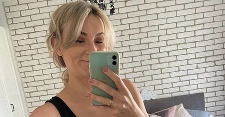 Trenerka pokazała ciało po porodzie. Porównała, jak się zmieniło w ciągu 6 miesięcy
