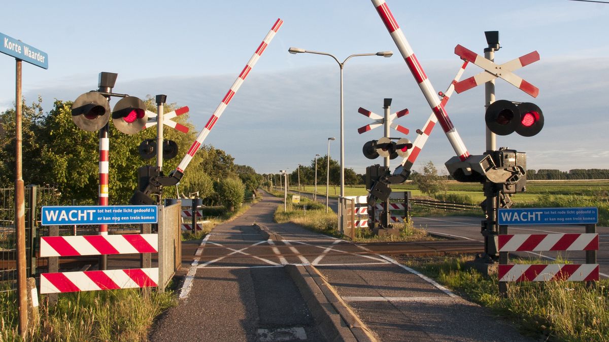 Tragiczny wypadek na przejeździe kolejowym w Holandii. Nie żyje młody mężczyzna (zdj. poglądowe)