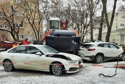 Warszawa. Nieostrożność dużego kalibru. Koparka spadła z lawety na auta
