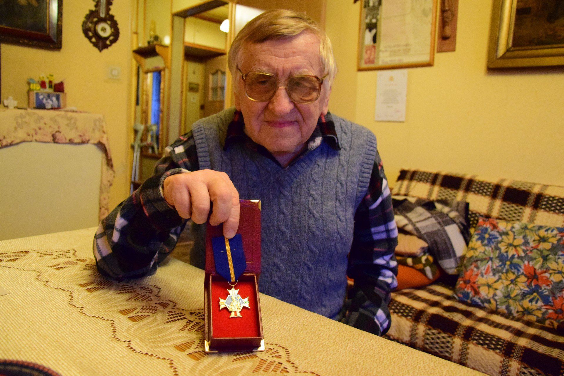 Pszczelarz Władysław Feliniak prezentuje Złoty Krzyż św. Ambrożego