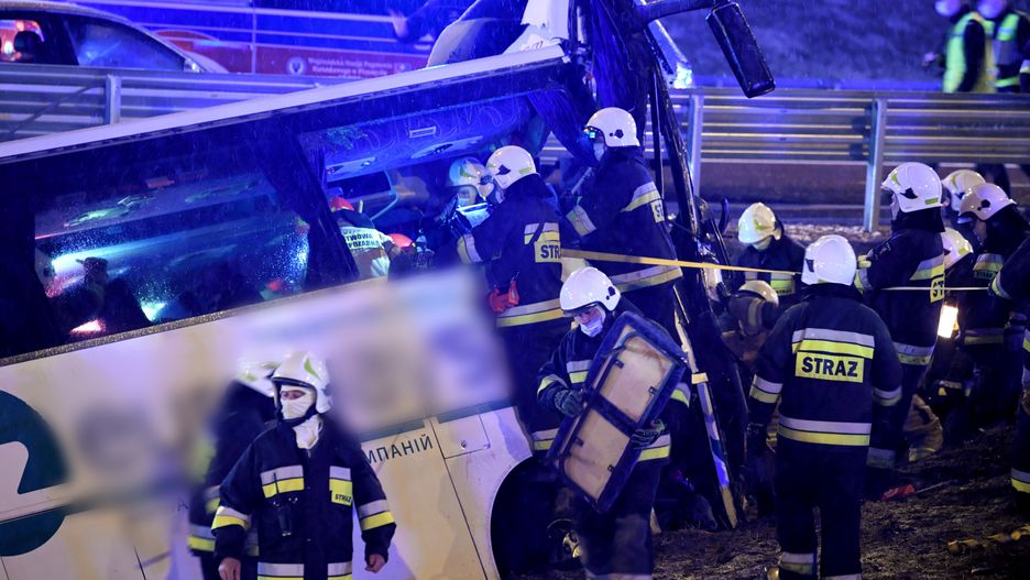 Makabryczny wypadek w Kaszycach. Autobus runął na A4