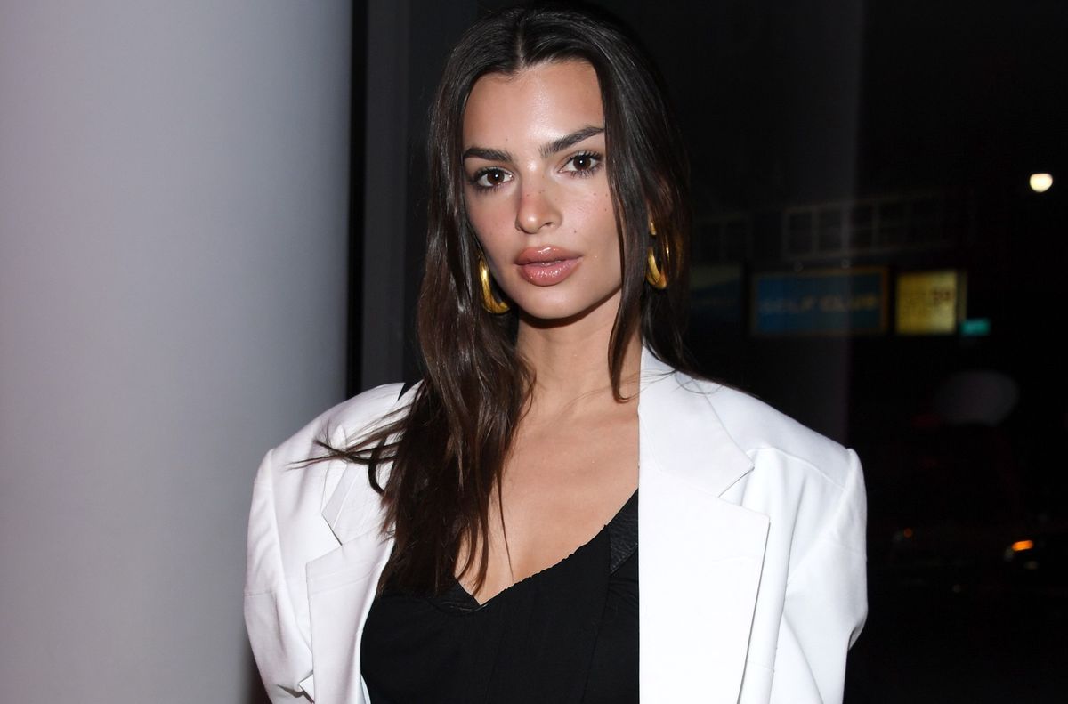 Emily Ratajkowski pokazała dekolt. Świeżo upieczona mama miała wolny wieczór