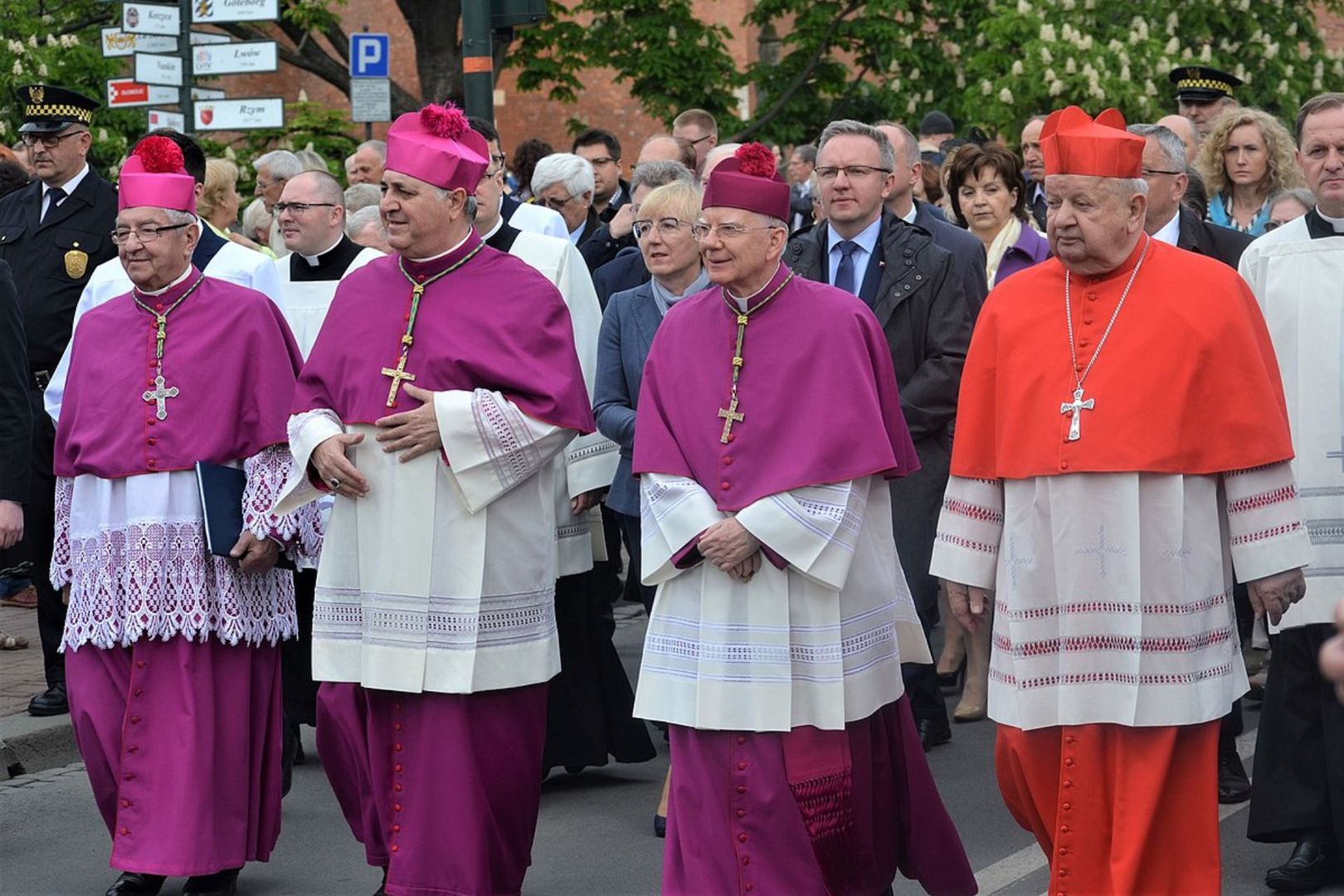 Więcej niż papież! Tak zarabiają polscy arcybiskupi. Kwota? Złapaliśmy się za głowę