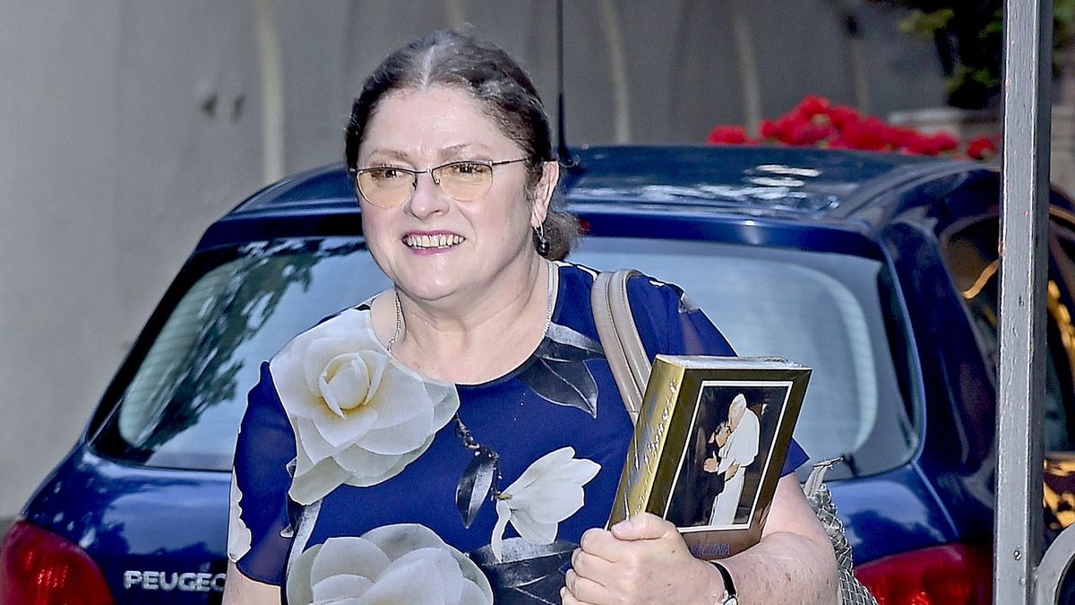 Krystyna Pawłowicz pokazuje zdjęcia z młodości