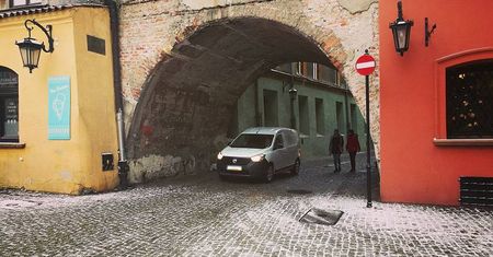 Kierowcy bez zezwolenia wjeżdżają na Stare Miasto. Sypią się mandaty