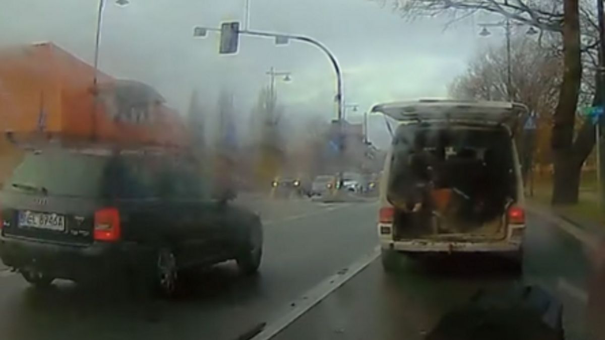 Ze starego volkswagena wypadł ładunek