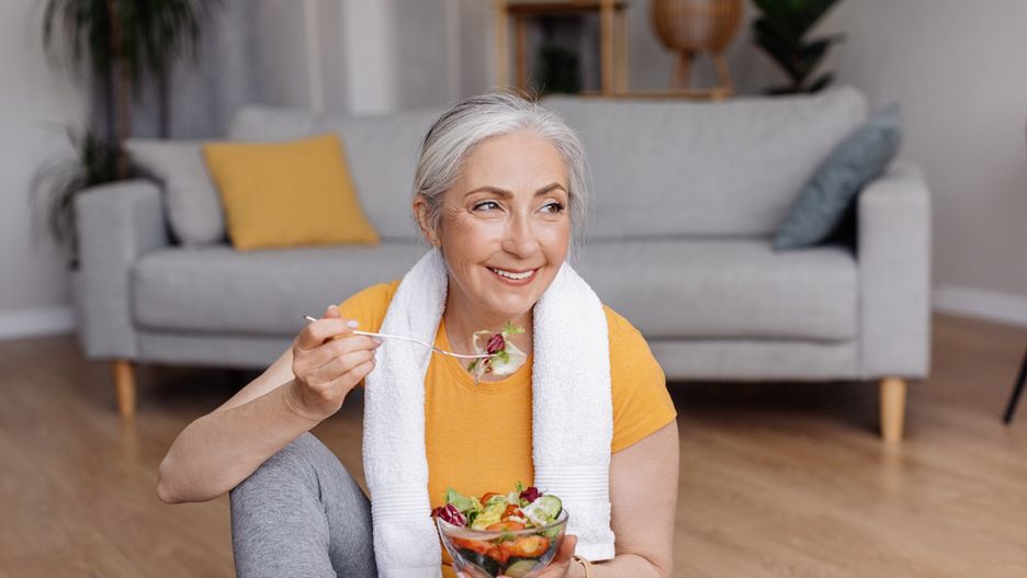 dojrzała kobieta aktywność fizyczna zdrowie kobiety sport dieta Healthy lifestyle concept. Happy senior woman eating fresh vegetable salad, sitting on yoga mat after home workout
Healthy lifestyle concept. Happy senior woman eating fresh vegetable salad, sitting on yoga mat after home workout, free space. Mature lady keeping weight loss diet
coronavirus,eating,aerobics,vegetable,body,weight loss,training,athlete,salad,healthy,workout,free space,older,nutrition,woman,retirement,outbreak,person,indoors,caucasian,gymnastics,exercise,beautiful,happy,weight,domestic,pandemic,fit,diet,active,care,loss,lifestyle,elderly,copy space,lady,aged,stay home,fitness,sport,female,isolation,senior,home,health,epidemic,mature,gym