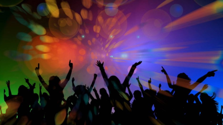 Jak rozruszać imprezę? Naukowcy radzą, żeby podkręcić basy