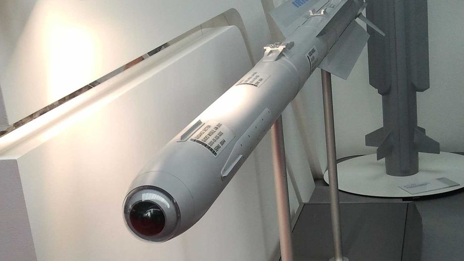 Pocisk IRIS-T w całej okazałości prezentowany podczas targów MSPO.