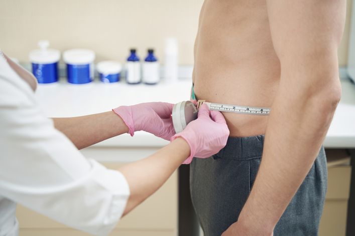 Zespół metaboliczny (zespół X) wyróżnia się zwiększonym obwodem talii.