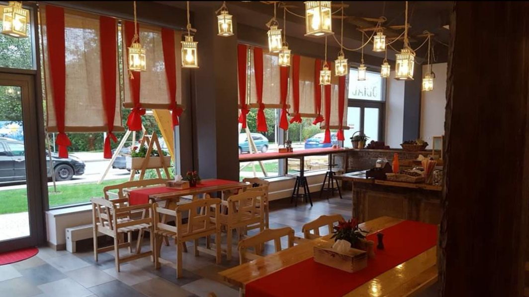 Restauracje świecą pustkami.