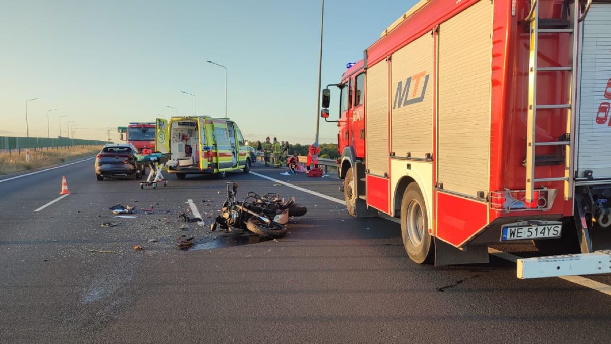 Na drodze S8 doszło do zderzenia samochodu osobowego z motocyklem. 48-letniej motocyklistki nie udało się uratować.