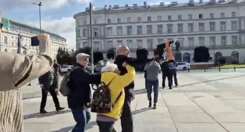 Macierewicz z pistoletem na farbę broni "prawdy o Smoleńsku". PiS się zgadza