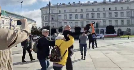Macierewicz z pistoletem na farbę broni "prawdy o Smoleńsku". PiS się zgadza