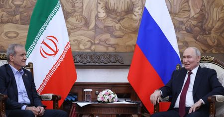 Putin spotkał się z prezydentem Iranu. "Podziwiamy waszą odwagę"