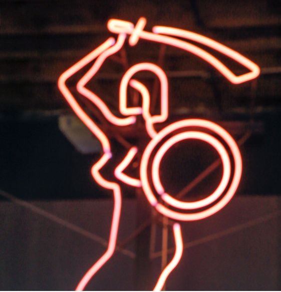 Rafał Brzozowski trzaska sobie sesję w Muzeum Neonów