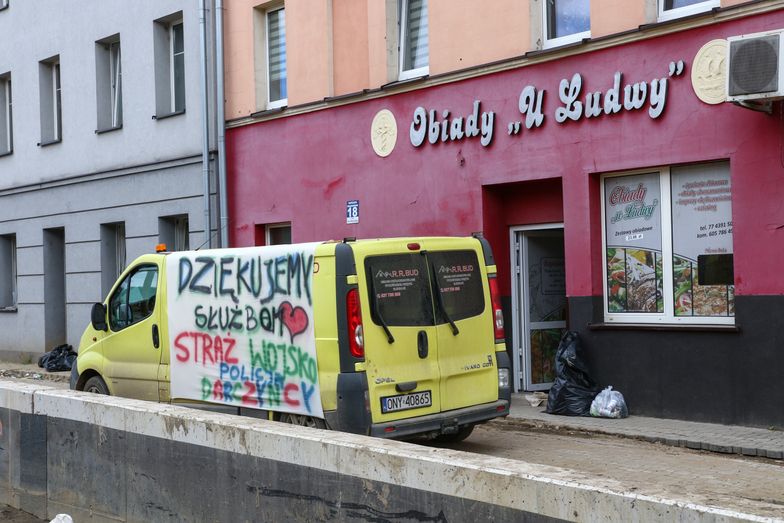 Bank wysłał ostrzeżenie. "Oszuści żerują na tragedii"