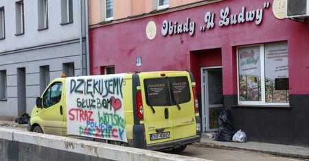 Bank wysłał ostrzeżenie. "Oszuści żerują na tragedii"
