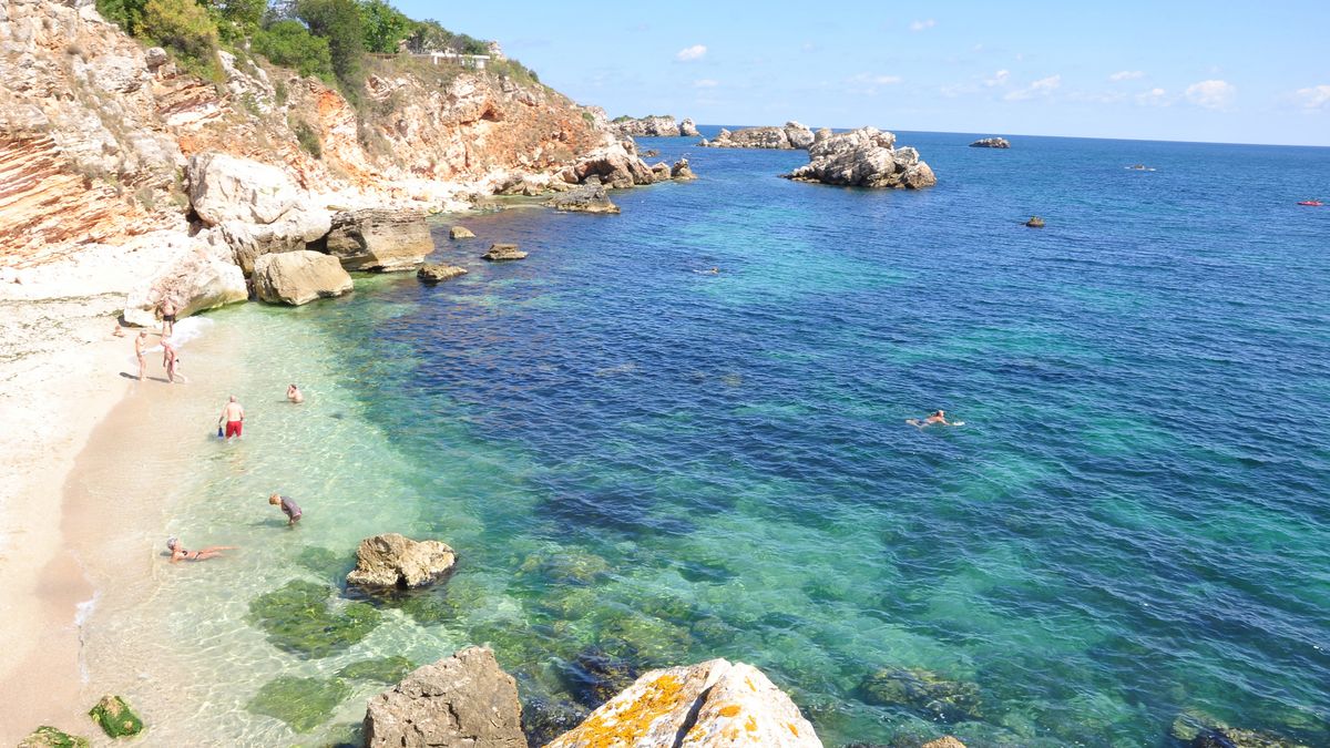 Plaża Rusałka usytuowana jest 14 km od miejscowości Kavarna