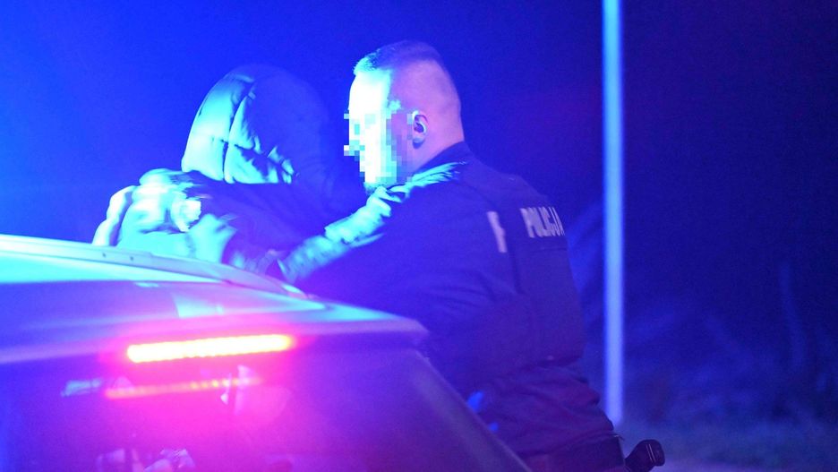 41-letnia kobieta odpowie za kradzież, spowodowanie kolizji i naruszenie nietykalności cielesnej i znieważenie policjantów. Wiele zależeć będzie także od wyników badań krwi