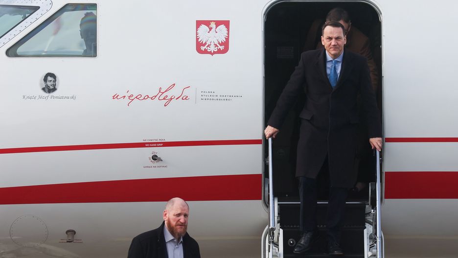 Warszawa, 27.02.2024. Minister spraw zagranicznych Radosław Sikorski (C) na terenie Portu Lotniczego Okęcie w Warszawie, 27 bm. Szef polskiej dyplomacji na briefingu prasowym podsumuje zakończoną wizytę w Stanach Zjednoczonych. (aldg) PAP/Leszek Szymański