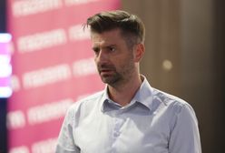 Krzysztof Śmiszek szczerze o swojej chorobie. "Atakuje moje kości"