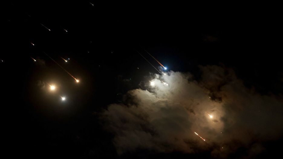 Iran wystrzeli? rakiety w kierunku Izraela
This picture shows Iranian launched projectiles being intercepted by Israel above Jerusalem, on October 1, 2024. Iran has launched a missile attack on Israel's commercial hub Tel Aviv, state media reported on October. (Photo by Menahem Kahana / AFP)
MENAHEM KAHANA