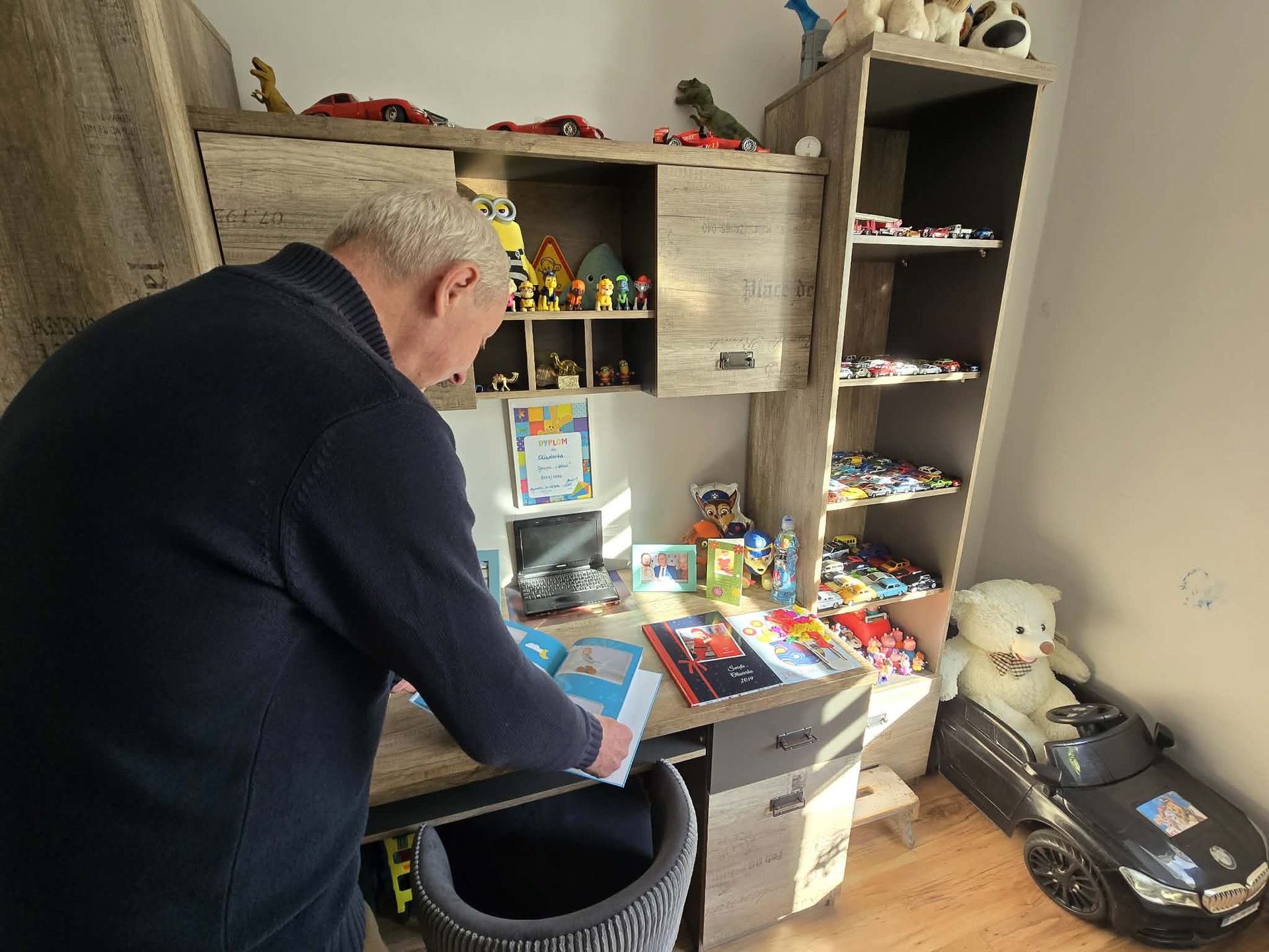 Waldemar Biały pokazuje pokój Oliwierka. Jest nietknięty