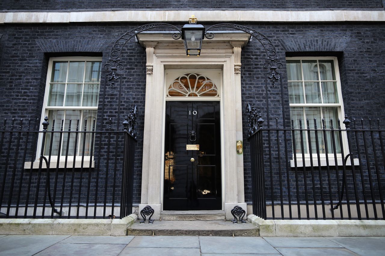 Zdjęcia z 10 Downing Street zalewają sieć. Coś tutaj jest nie tak