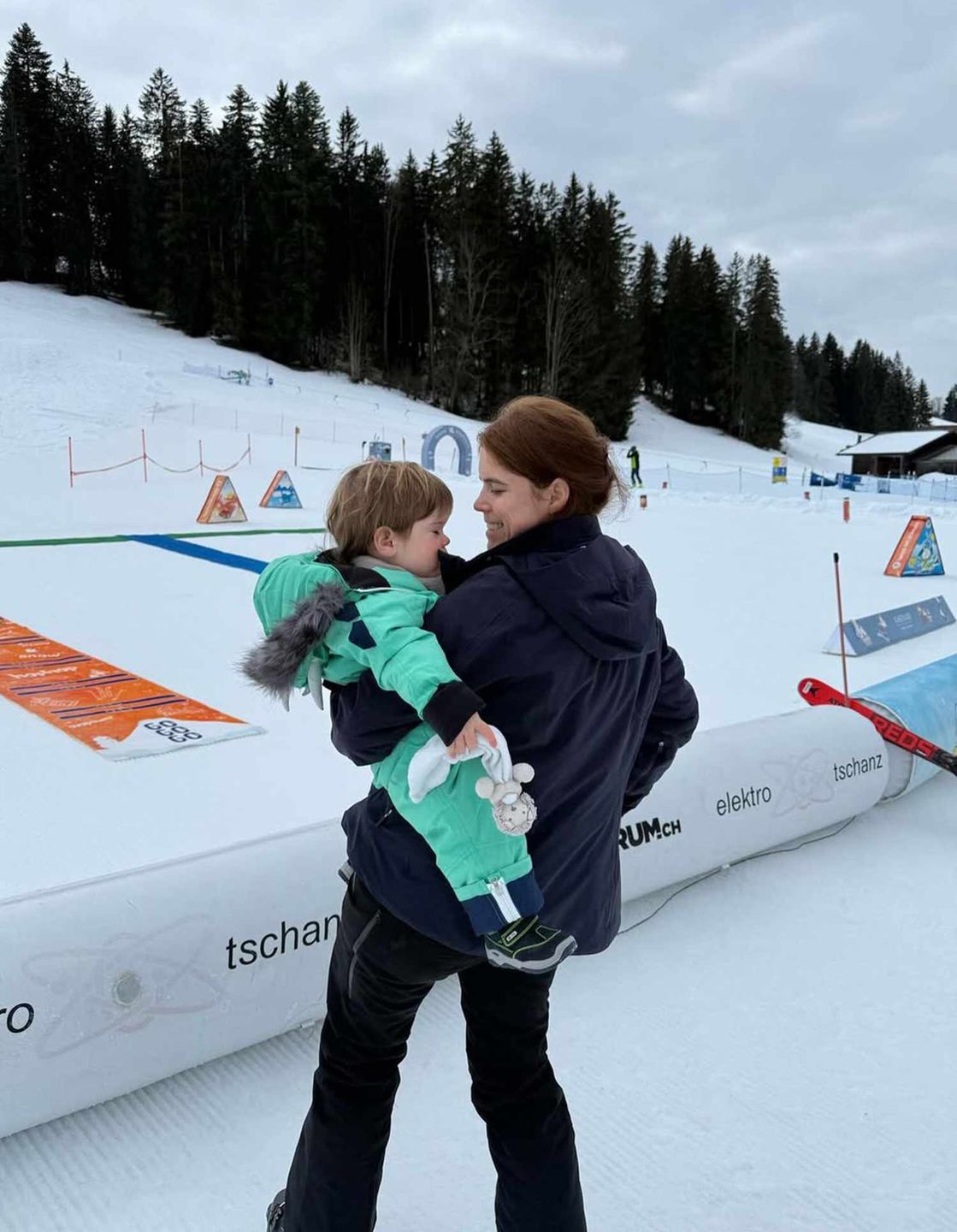 Księżniczka Eugenia z synem Ernestem w Szwajcarii — maj 2025 rok