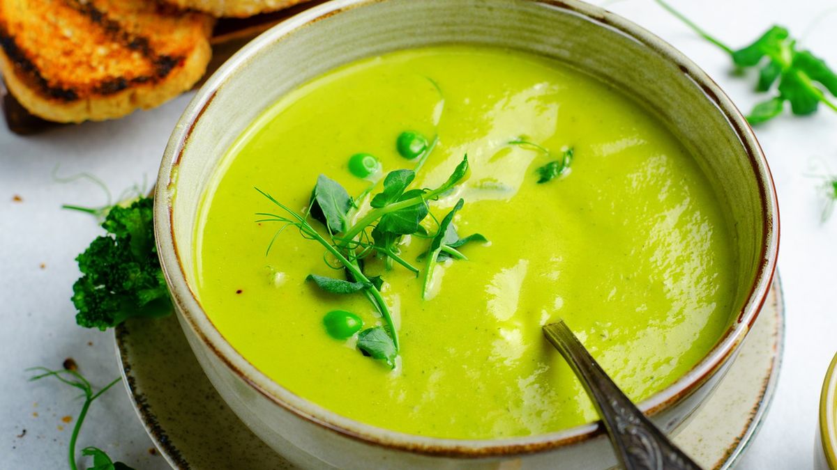 Magiczna zupa z niczego: Wystarczy jedno warzywo i ser, a efekt zachwyci całą rodzinę