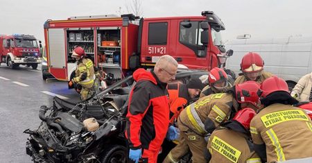 Dolnośląskie: Czołowe zderzenie autobusu z osobówką. Siedem osób rannych