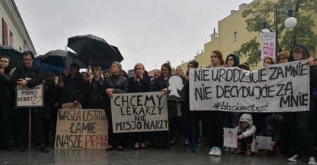 Czarny protest w Lublinie. Kobiety protestują przeciwko zakazowi aborcji [ZDJĘCIA]