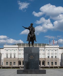 "W pałacu się pije, i tyle". Fragment książki Dominiki Długosz