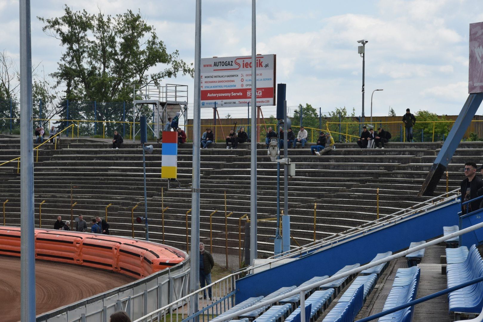 Trening na stadionie żużlowym w Tarnowie obserwowały grupki kibiców
