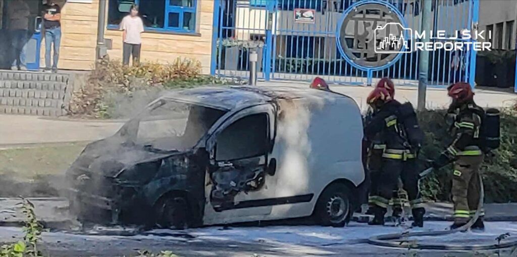 Warszawa: Pożar dostawczego fiata na Ochocie. Pojazd spłonął doszczętnie