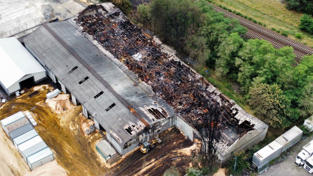 Tak po pożarze wygląda hala, w której były składowane materiały niebezpieczne