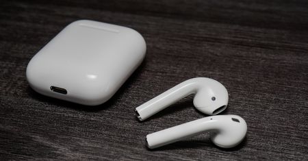 Apple Airpods hitem. W 2019 r. klienci oszaleli na punkcie bezprzewodowych "pchełek"