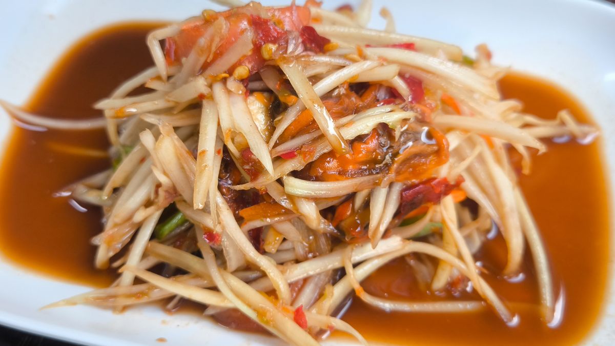 Pyszna sałatka w azjatyckim stylu