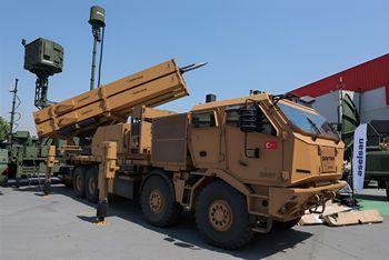 Turecka bomba szybująca schodzi na ląd. Została zaprezentowana