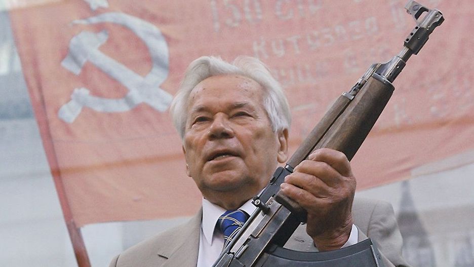 Michaił Kałasznikow z kałasznikowem