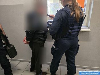 Ścinawa: Pijana babcia jechała odebrać wnuka z przedszkola. Wpadła, bo wjechała na zamkniętą drogę