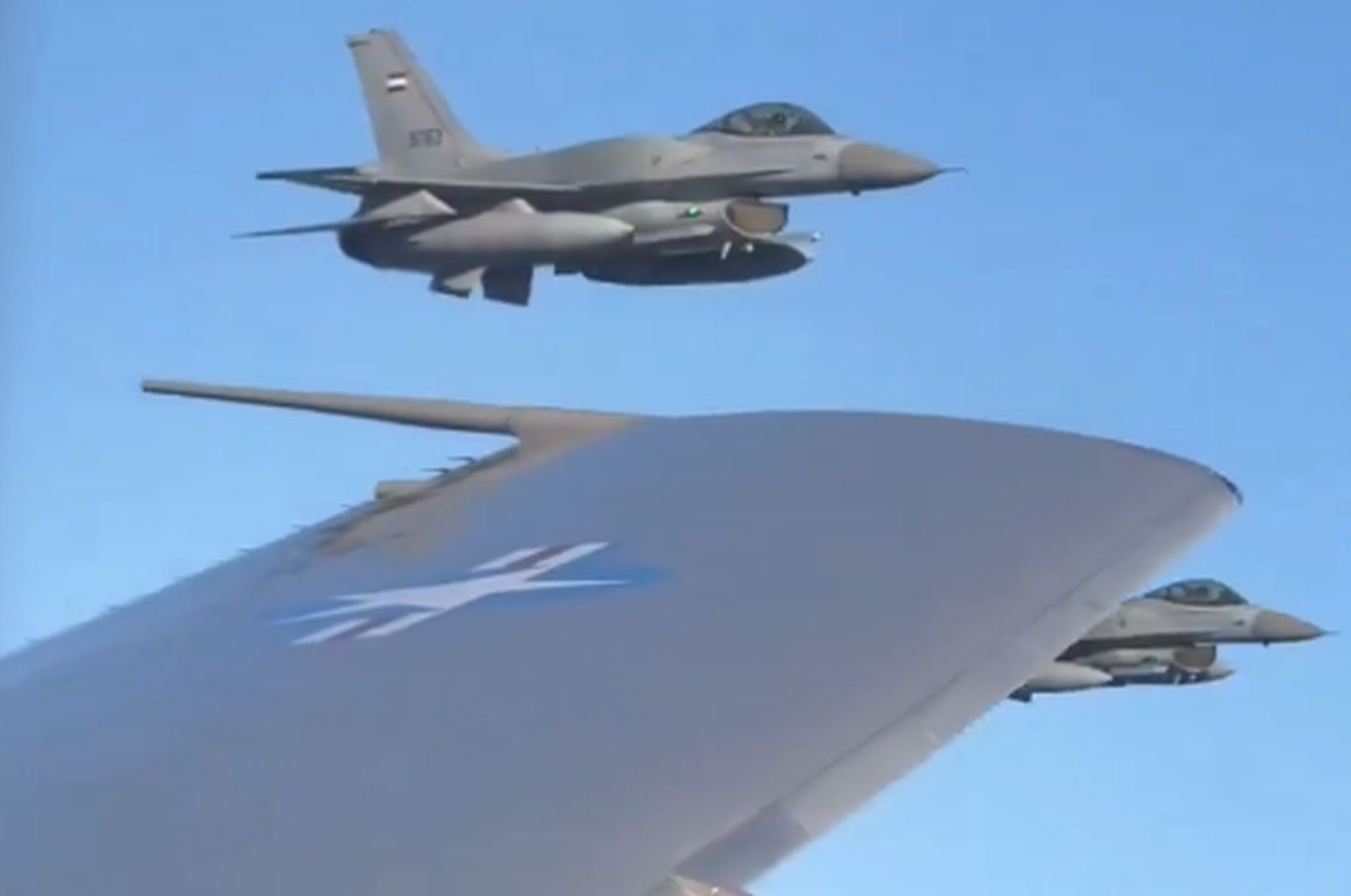 Samolot Trumpa nad Egiptem. Pokazali, jak był eskortowany