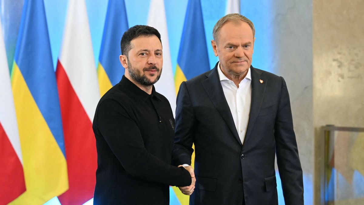 Wo?odymyr Ze?enski z wizyt? w Polsce
Ukraine's President Volodymyr Zelensky (L) shakes hands with Polish Prime Minister Donald Tusk as he visits Warsaw, Poland on January 15, 2025. (Photo by Sergei GAPON / AFP)
SERGEI GAPON