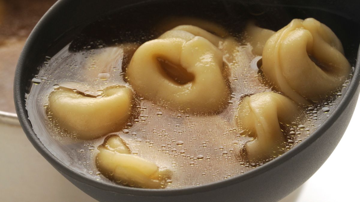 Włosi gotują rosół z pierożkami tortellini