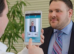 W skrócie: 3 nowe iPhone'y, urządzenia Samsunga ze skanerem tęczówki i torturowany LG G Flex2 4