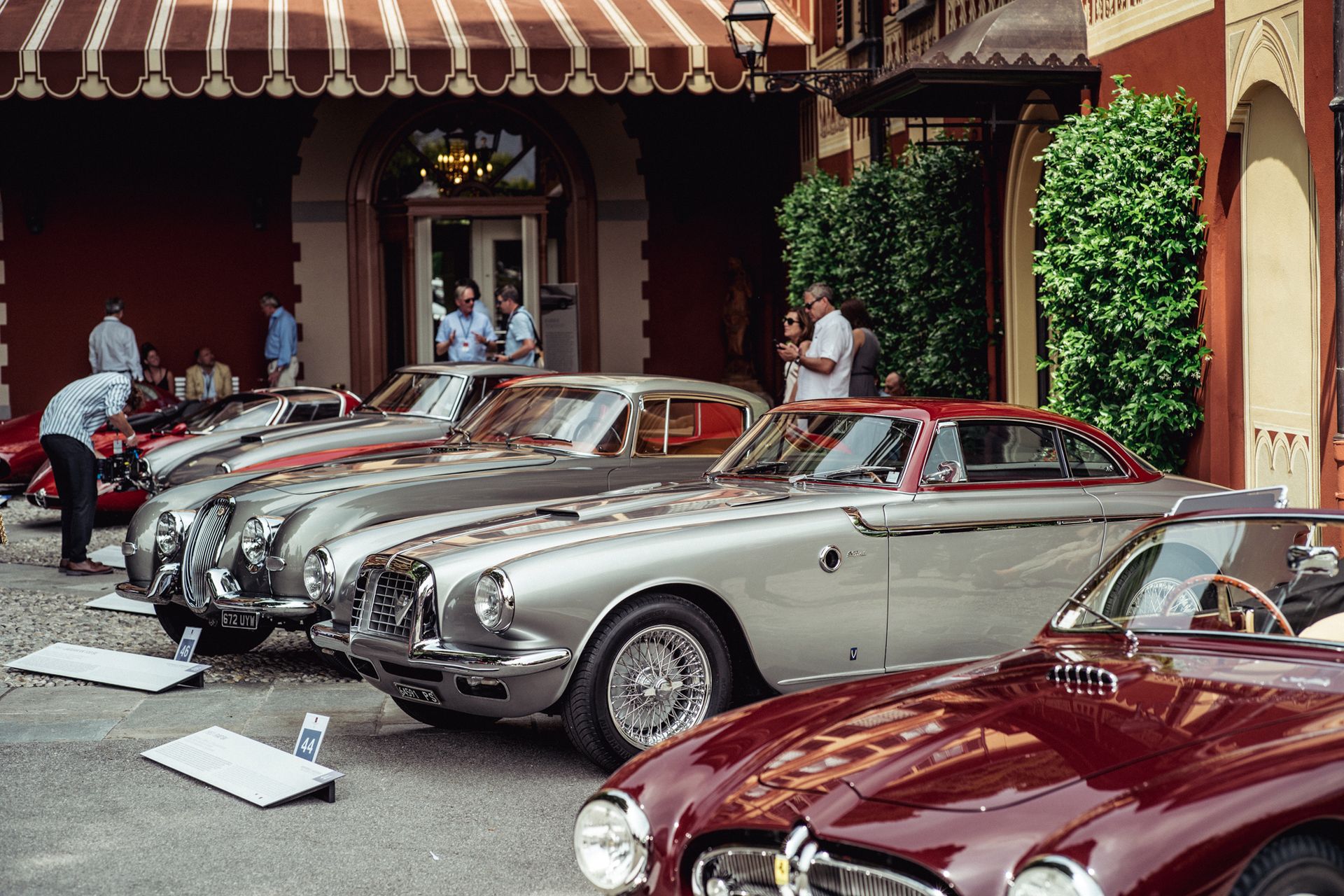 Trzeci w szeregu (za Fiatem Ottto Vu Vignale) Jaguar XK 120 SE