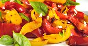 Sałatka z pieczonej papryki to pewniak na weekend. Chwila pracy, a obłęd w ustach