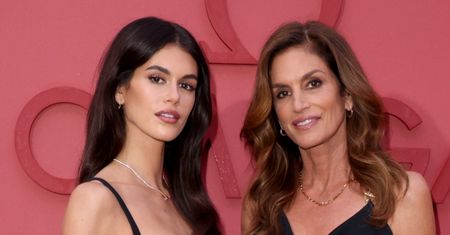 58-letnia Cindy Crawford bryluje z 22-letnią córką na imprezie (ZDJĘCIA)